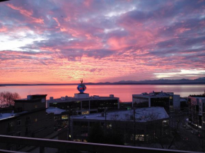 Top Floor Water View Oasis near Space Needle & Cruise